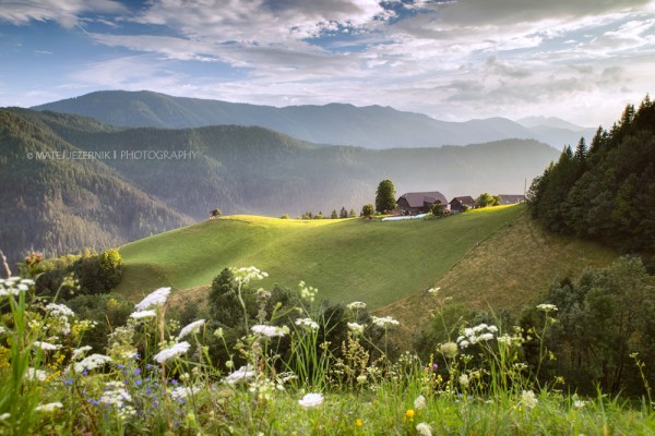Samotna visokogorska kmetija na Koroškem; Remote mountain farm in Koroška region; Landscape; Pokrajina; Sun rays; meadow; sončni žarki; travniki